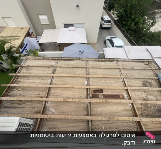 גג עץ עם יריעות איטום מונחות בצד